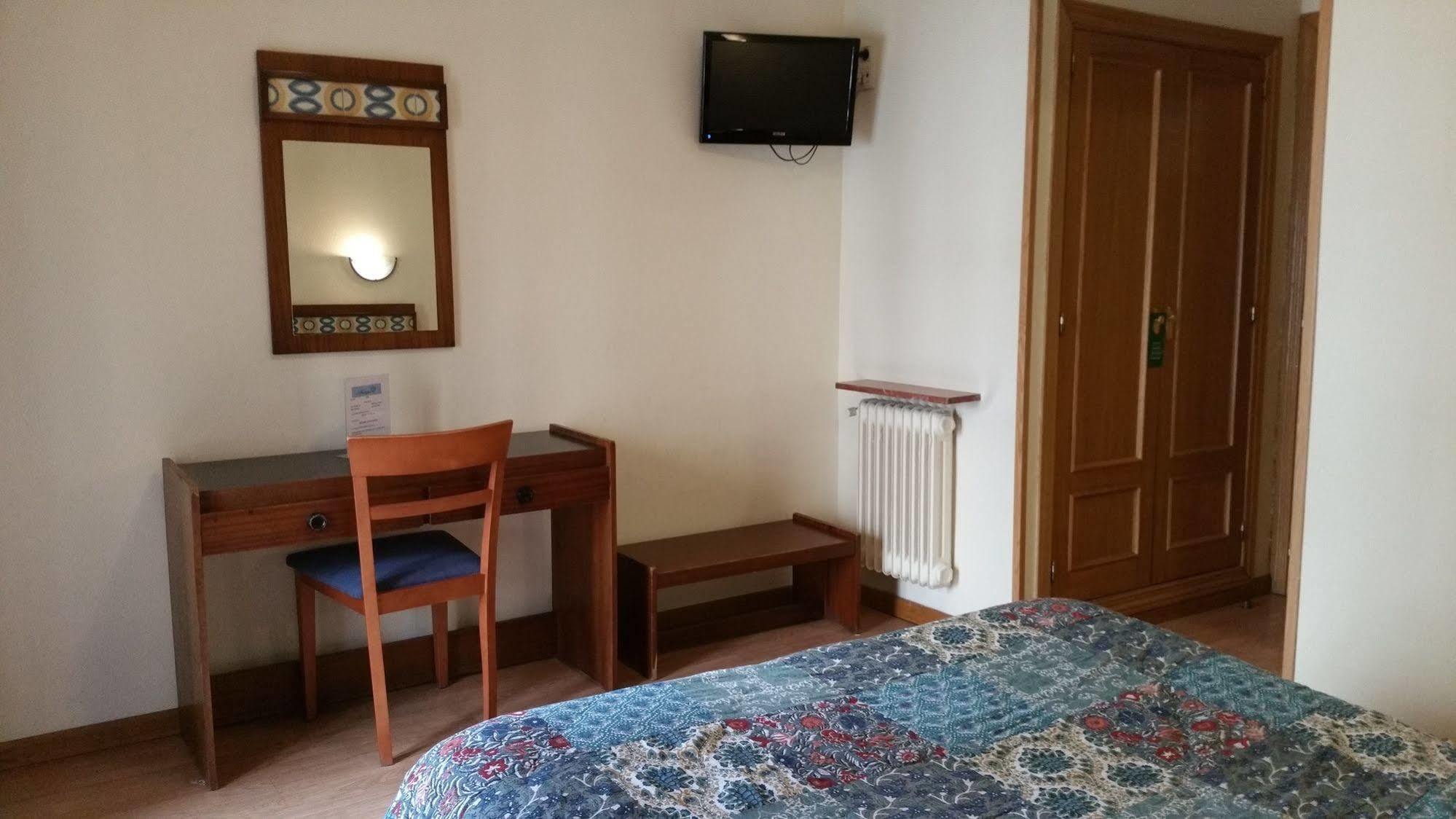 Hostal Felipe V Madrid Eksteriør bilde